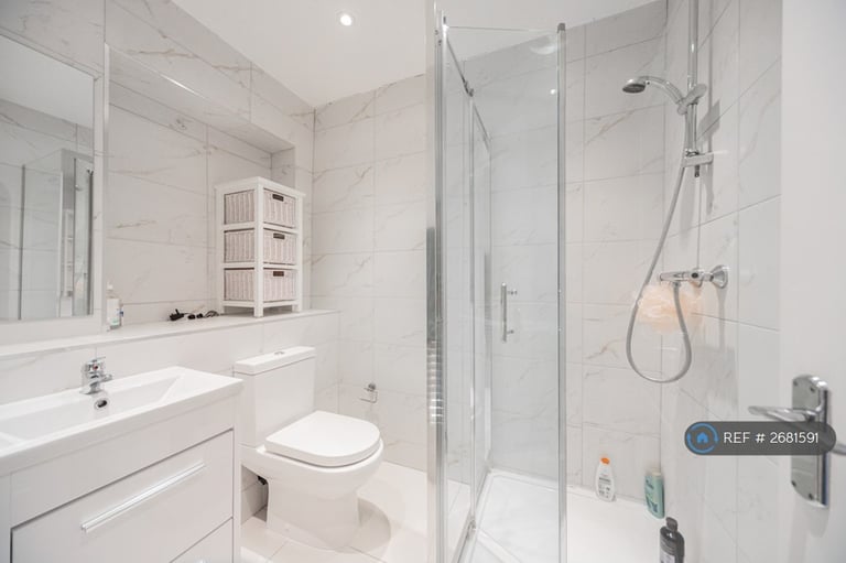 2 bedroom flat in Crowther Avenue, Brentford, TW8 (2 bed) (#2681591)