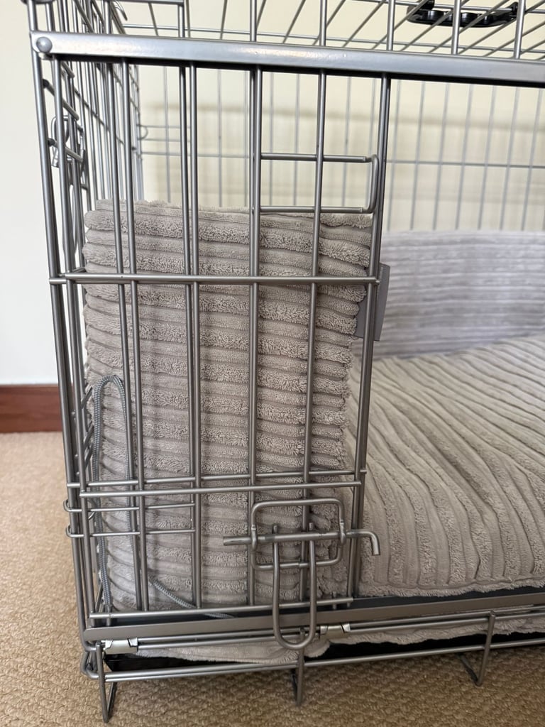Lords £ Labradors sliding door dog crate size M with bumper and cusion