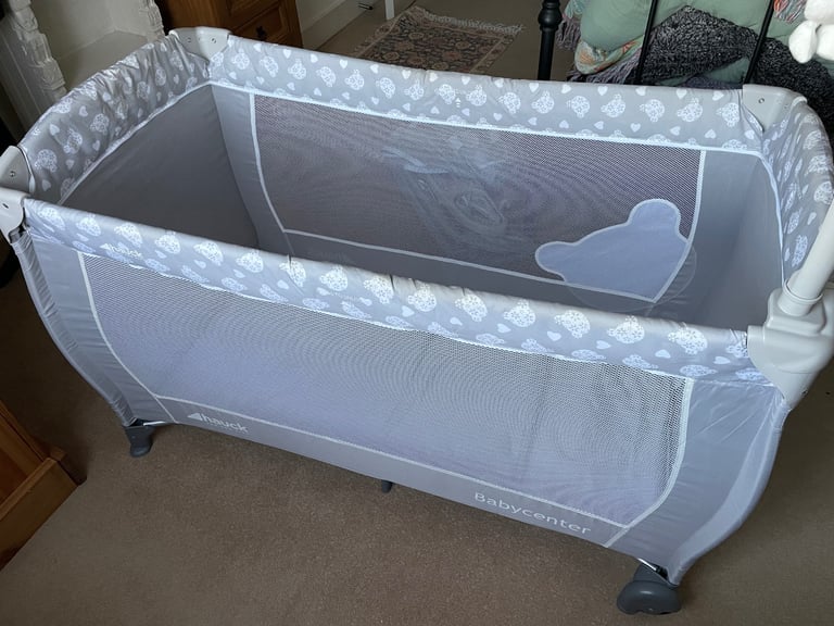 Hauck Travel Cot - lightweight & compact, perfect for sleepovers 