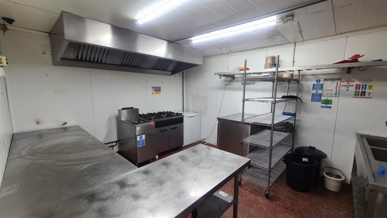 Dark kitchen available now, all bills included, 24/7 access