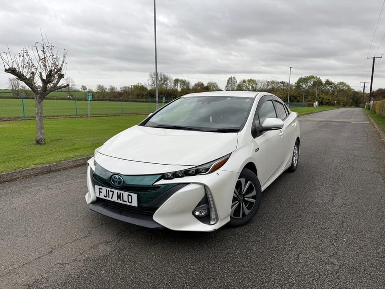 image for 2017 Toyota Prius Hatchback Hybrid Electric Manual