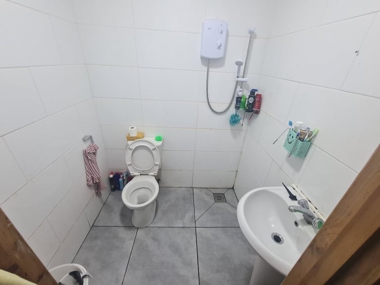 One Bedroom Anex With  Shower/Toilets in Croydon Next to Threrapia Lane Tram Stop