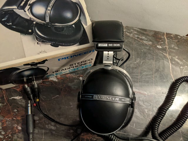 SE -305 Pioneer stereo Vintage 'coconuts' in
