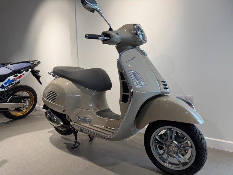 2024 VESPA GTS 300 HPE, '24 Plate with 967 miles