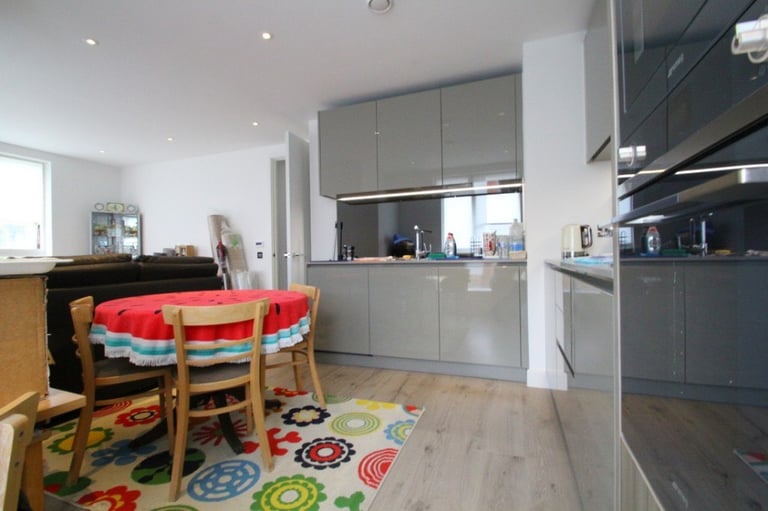 Chain Free! Hane Estate Agents offer a modern 2 bedroom 1st floor flat with a private balcony
