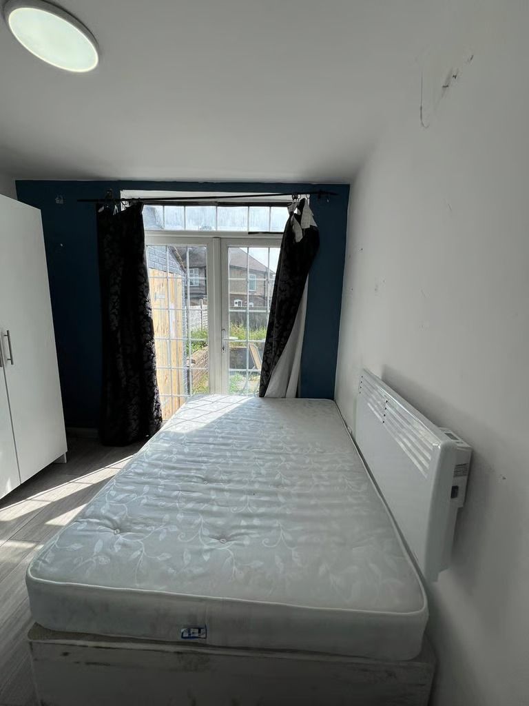 Room in Northolt UB54ES