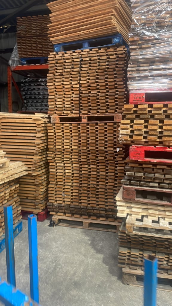 Close board TIMBER DECKS - PALLET RACKING - 1350 X 1100 USED