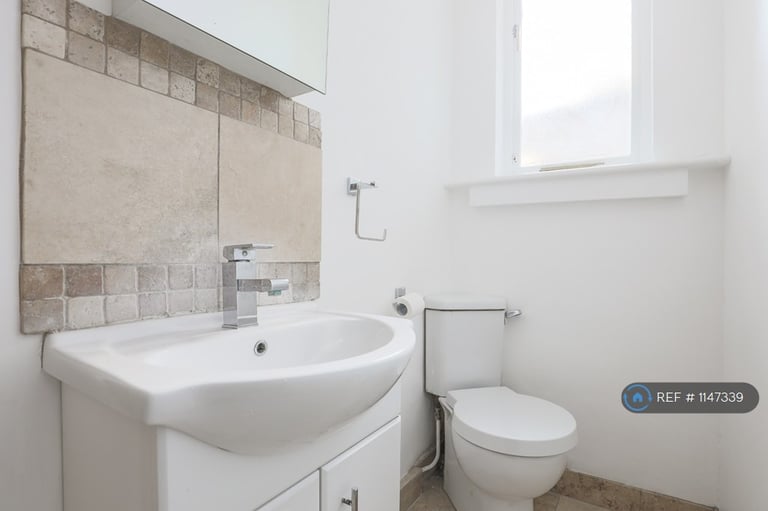 2 bedroom flat in Norwood Road, London, SE24 (2 bed) (#1147339)