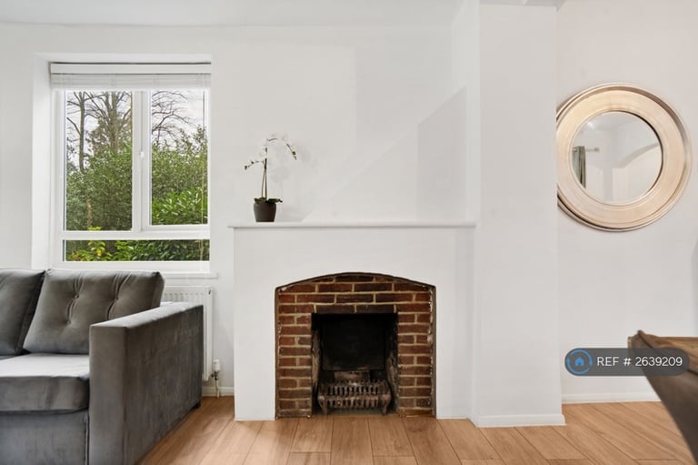 3 bedroom house in Castle Street, Bletchingley, Redhill, RH1 (3 bed) (#2639209)