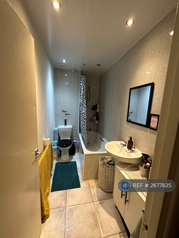 2 bedroom flat in Heaton, Newcastle Upon Tyne, NE6 (2 bed) (#2677835)