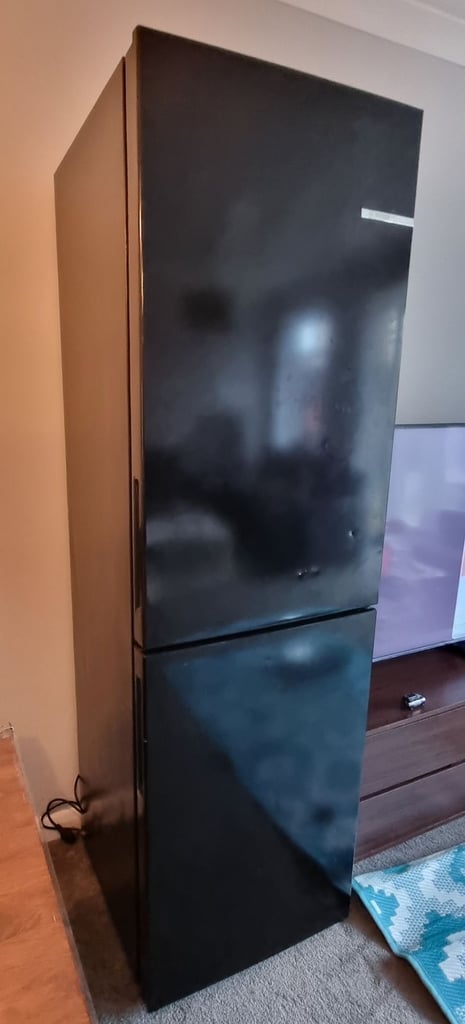 BOSCH fridge freezer -50/50 Defrosting (fully automatic no frost system)