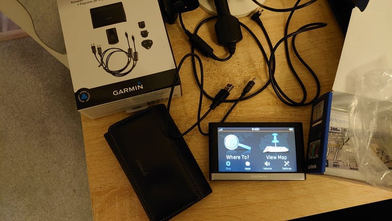 Garmen UK and Europe maps Sat nav with trafiic data/BT/touchscreen. Boxed. Includes travel pack.