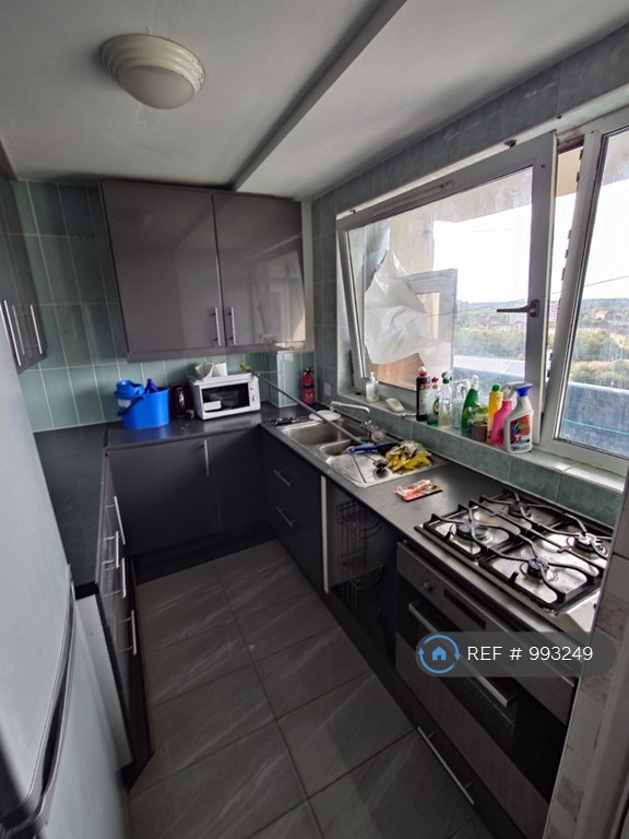 3 bedroom flat in Academy Gardens, Northolt, UB5 (3 bed) (#993249)