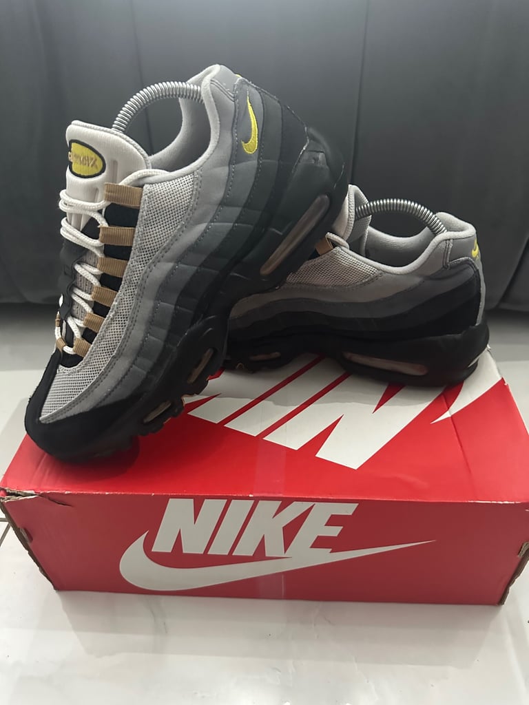 image for Nike airmax 95 strike force