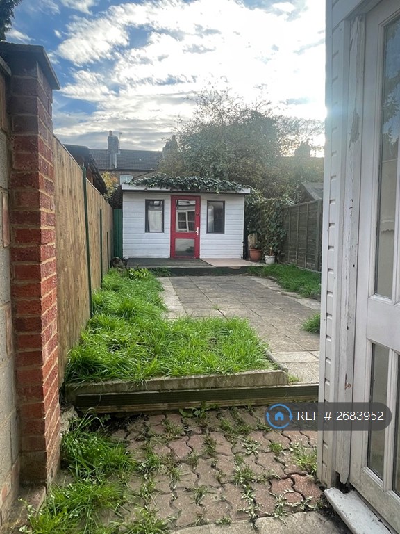 Studio flat in London, London, N18 (#2683952)