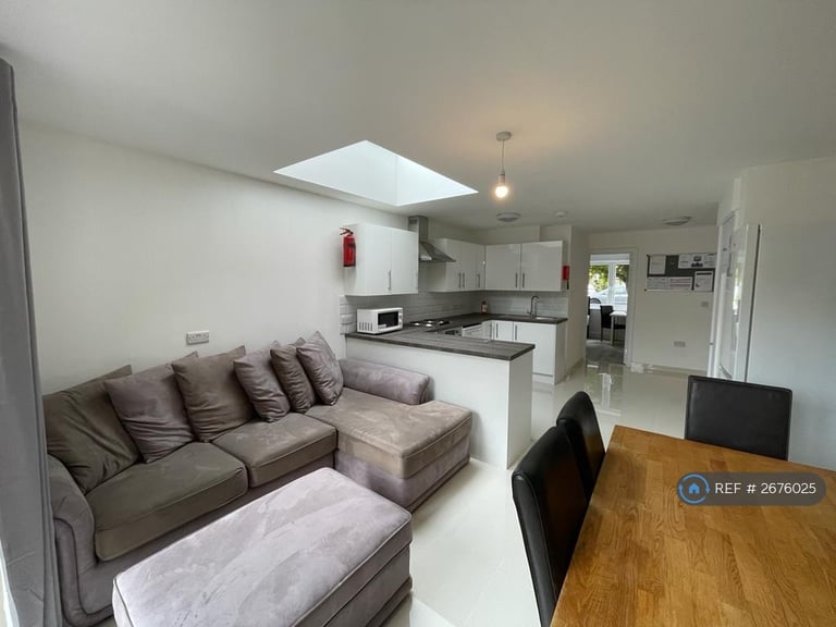 6 bedroom house in Cabell Road, Guildford, GU2 (6 bed) (#2676025)