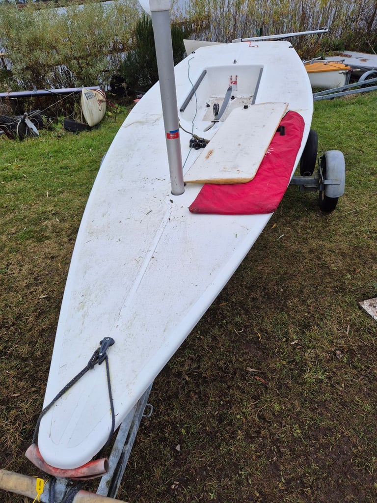 Laser sailing dinghy with combi road trailer