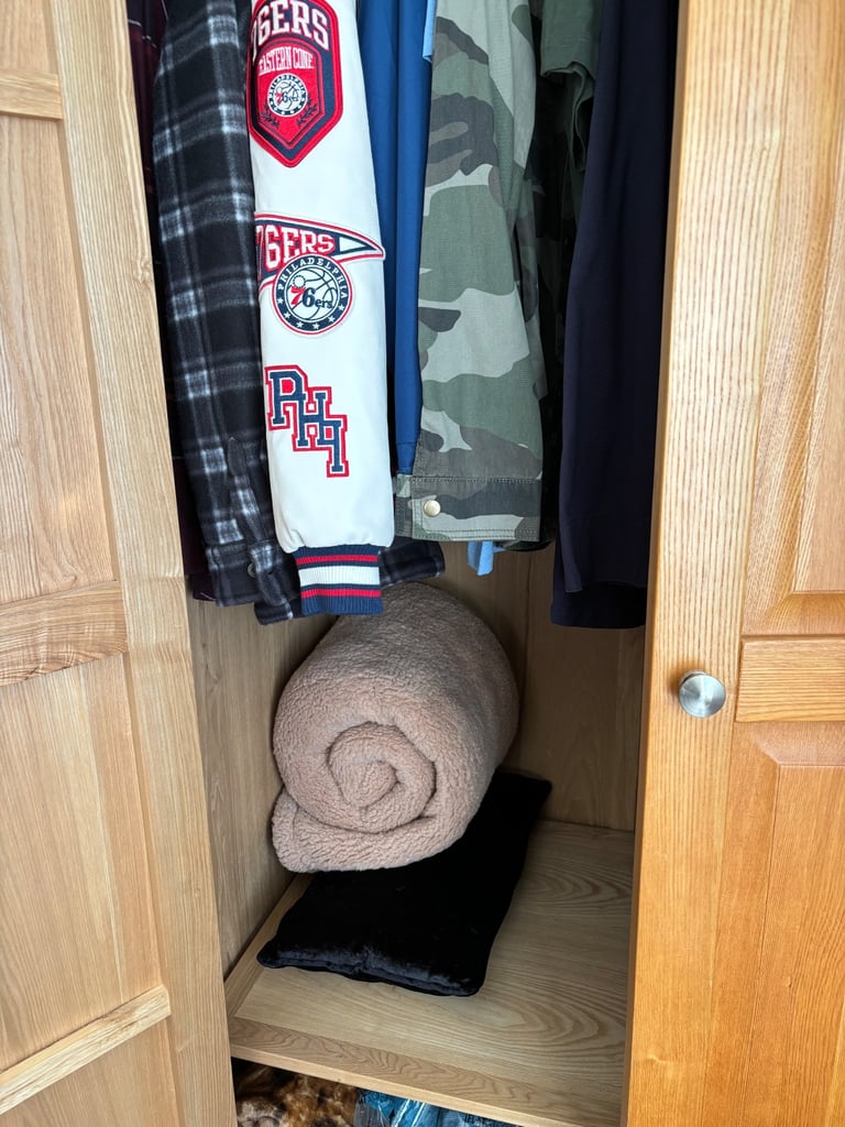 Beautiful ‘Sleepy Valley’ Solid Oak large double wardrobe with 2 spacious drawers like new DELIVERY