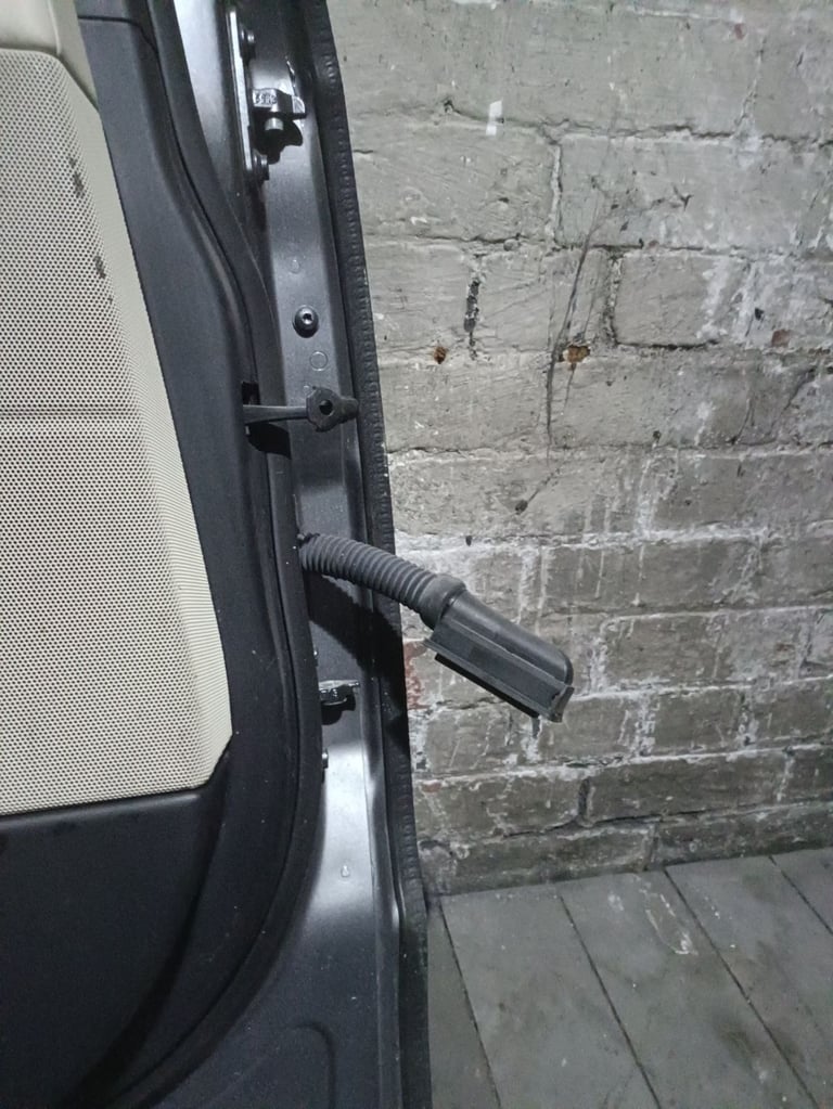 Range Rover Evoque SDV8 Rear Left Door Complete – Trim, Switches, Interior Panel