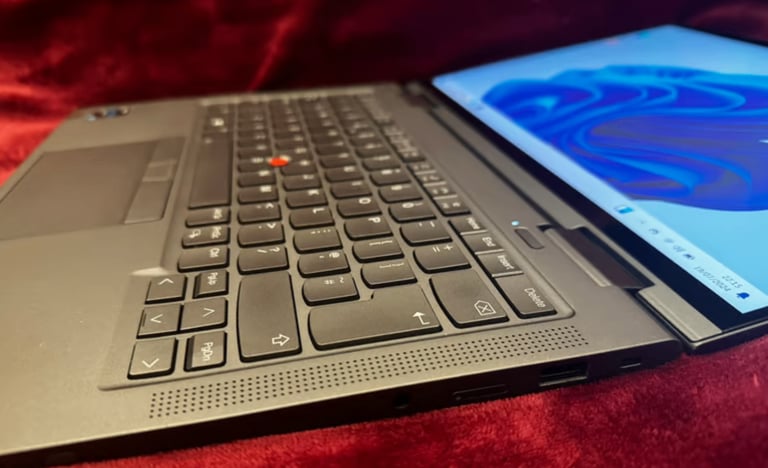 Lenovo laptop X1 Yoga Gen 6 *Touch Screen* i7-1165G7 16gb mem, 512GB HD