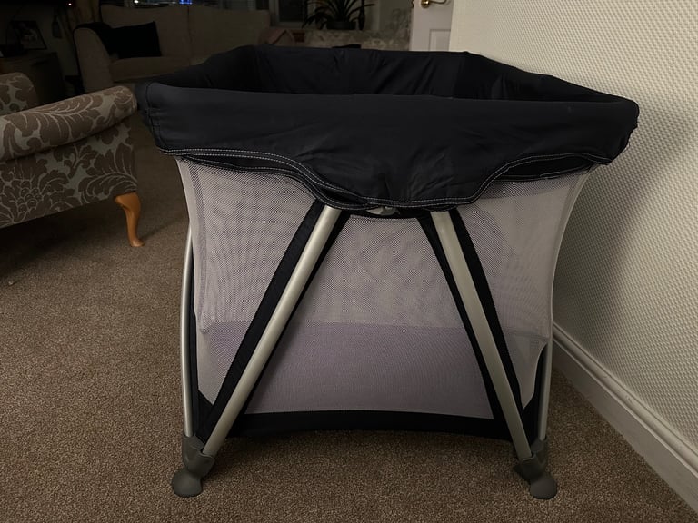 NUNA travel cot 