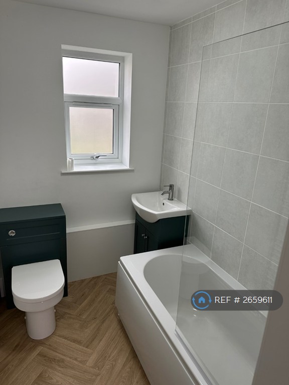2 bedroom flat in Edinburgh Cresent, Bourne, PE10 (2 bed) (#2659611)