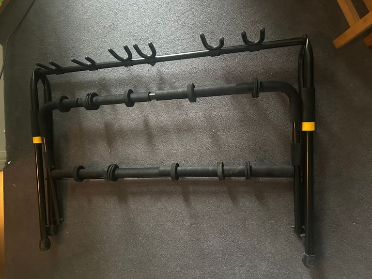 Foldable guitar rack for up to 6 guitars