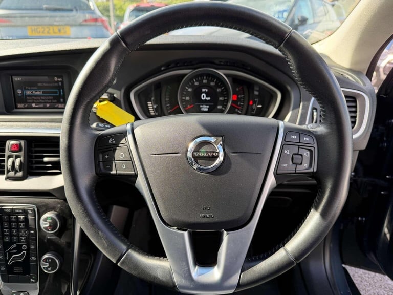 VOLVO V40 2.0 D2 Momentum Euro 6 (s/s) 5dr 2017