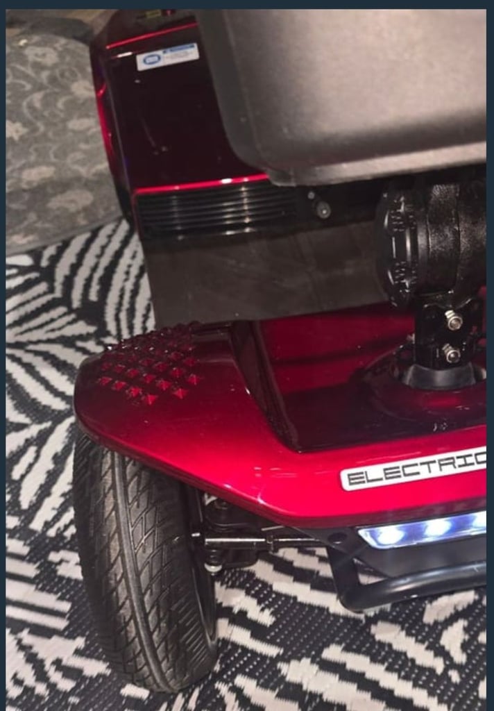 NEW SCOOTER. 5mph. 19.5St. 10mls R. Opens/Folds Carboot Mobility Scooter 