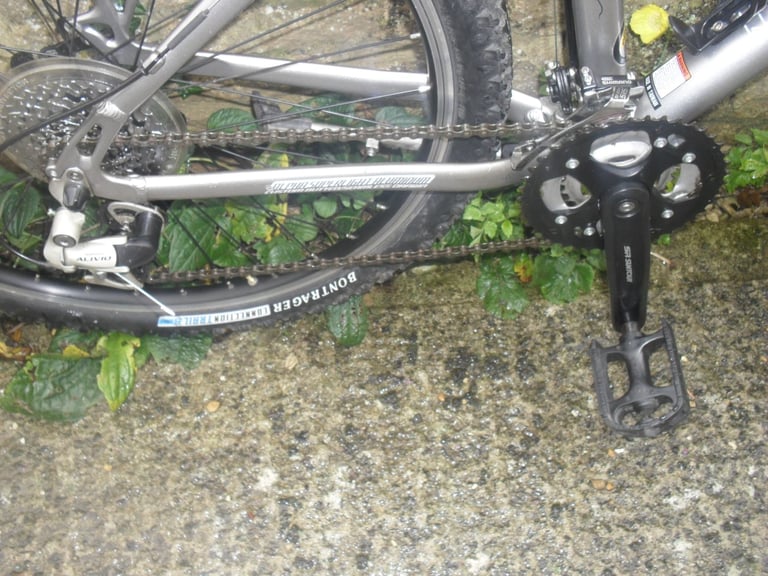 TREK ADULT/YOUTH'S MOUNTAIN STYLE BIKE.