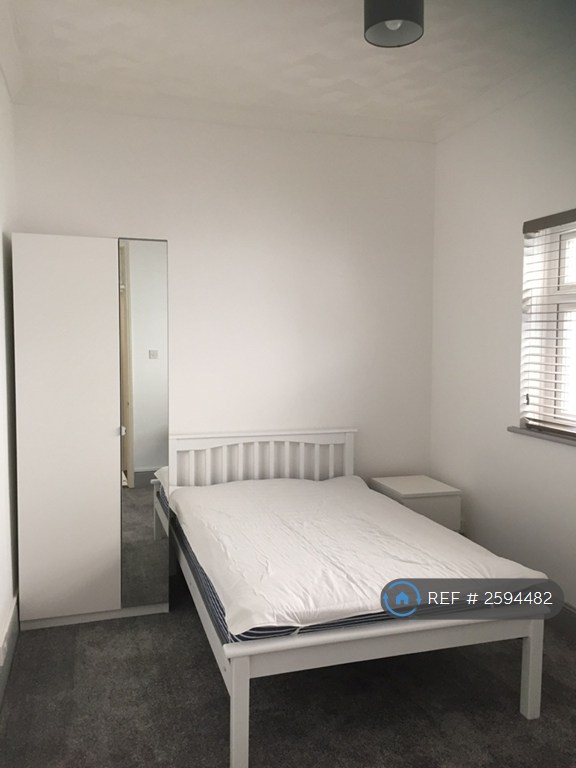 1 bedroom flat in Somers Road, Southsea, PO5 (1 bed) (#2594482)