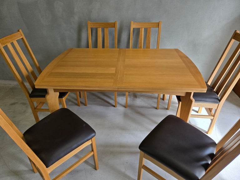 Brand new Ex-display Extending Table and chairs 