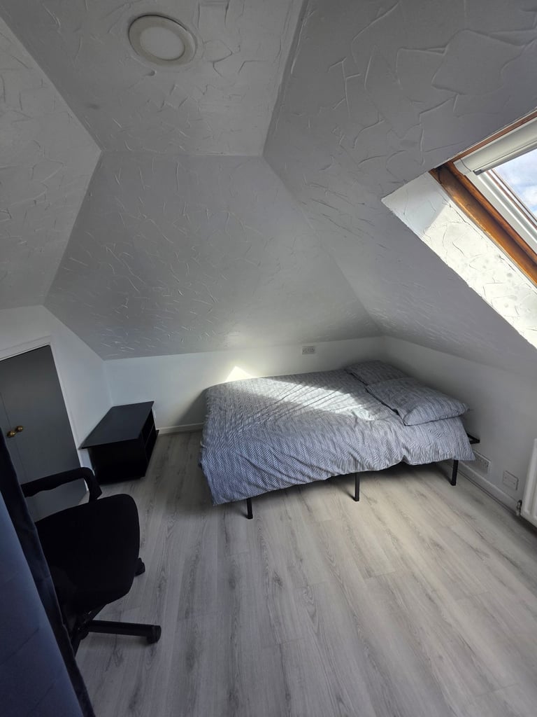 Double Room Available to rent on first floor