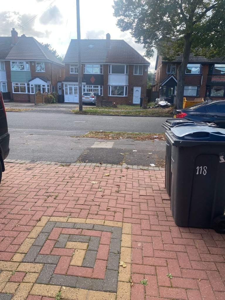 Spacious 3-Bedroom House with Garden & Driveway