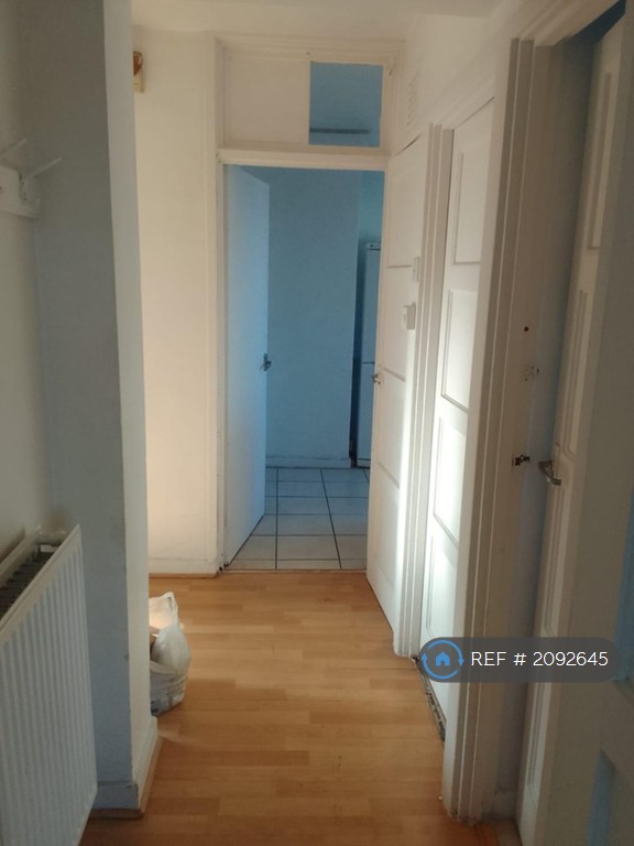 1 bedroom flat in Broad Street, Leek, ST13 (1 bed) (#2092645)