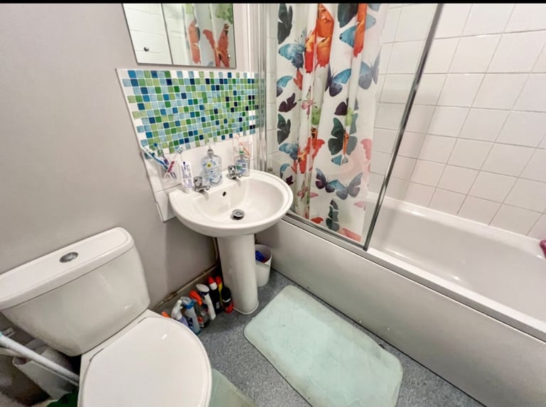 Studio Flat - 5 Min Walk to Station - Seperate Kitchen & Bathroom - Parking Available 