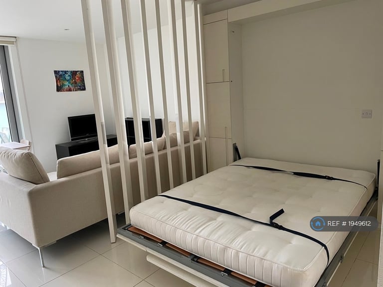 Studio flat in Pan Peninsula Square, London, E14 (#1949612)
