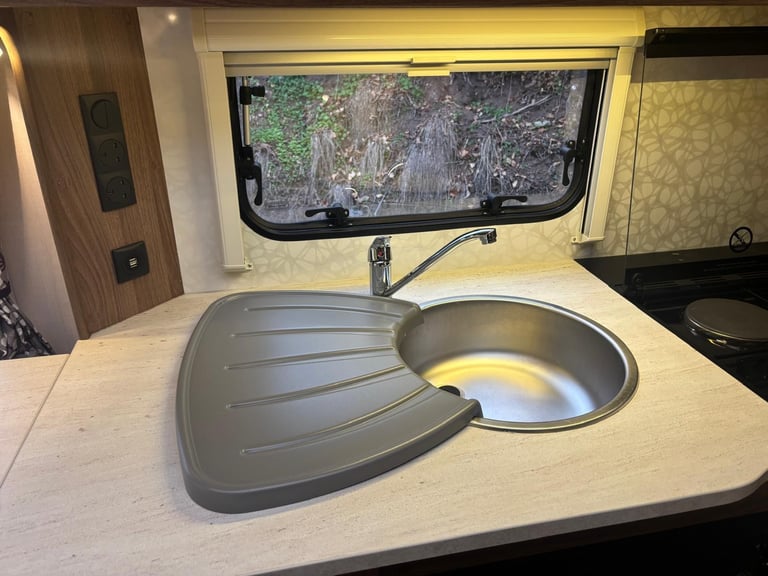 2019 VENUS 570-4, LIGHT WEIGHT FIXED BED, ONE OWNER, MOVER, ............NOW SOLD