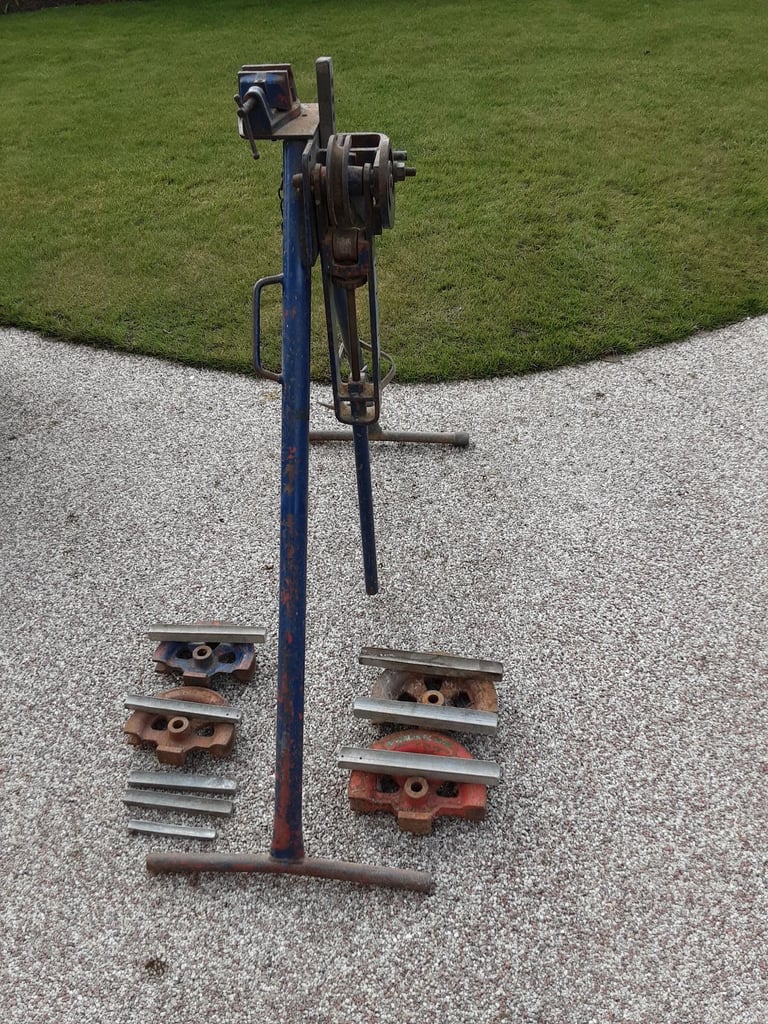 Plumbers pipe bending machine
