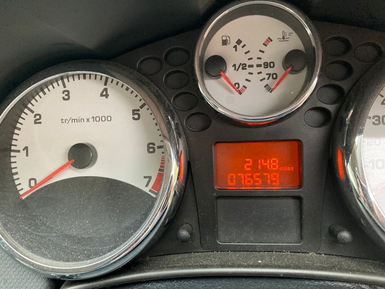 2011 PEUGEOT 207 1.4 VTi ENVY LOW MILAGE 5 DOOR HATCHABACK. LONG MOT CHEAP TAX.