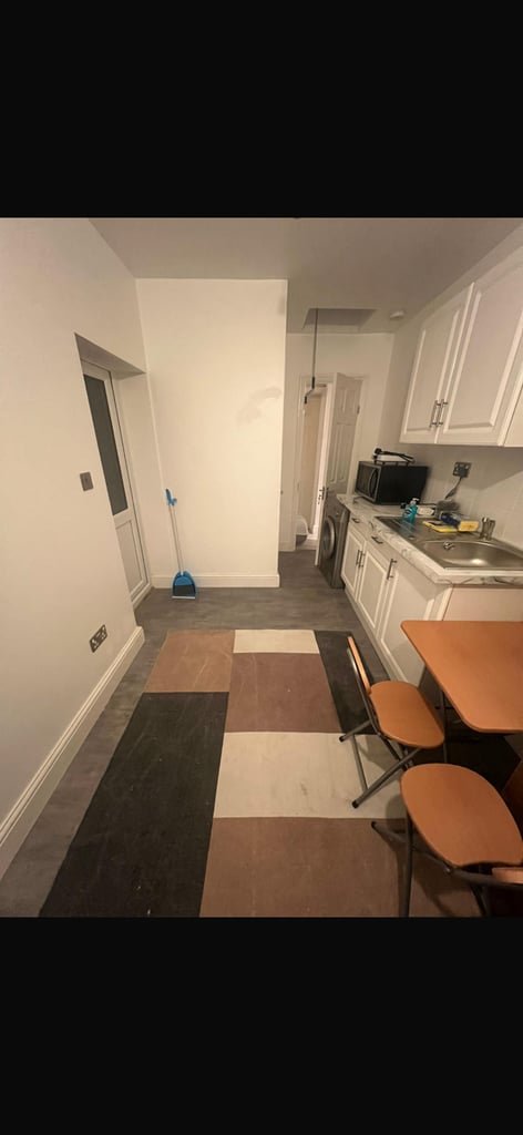 Studio flat to rent in Romford RM7