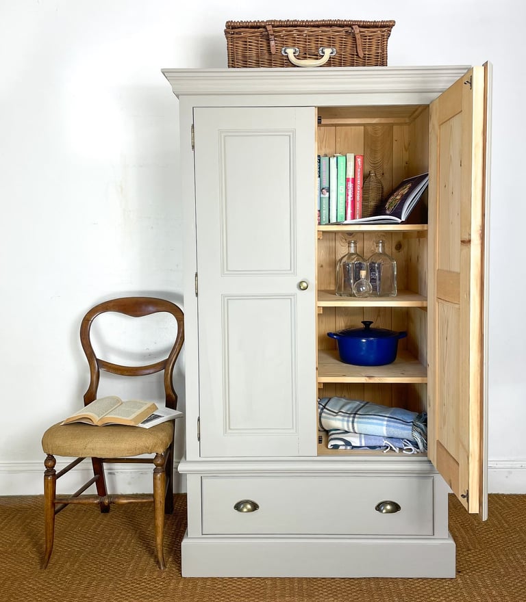 5.2ft Solid pine linen cupboard dresser cupboard wardrobe / Pantry larder