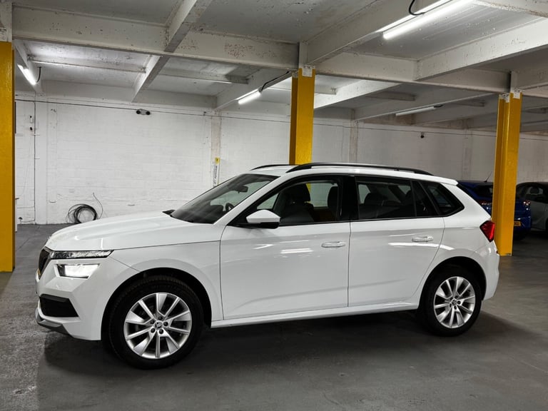 One Owner | Rear parking sensors| Apple Car play