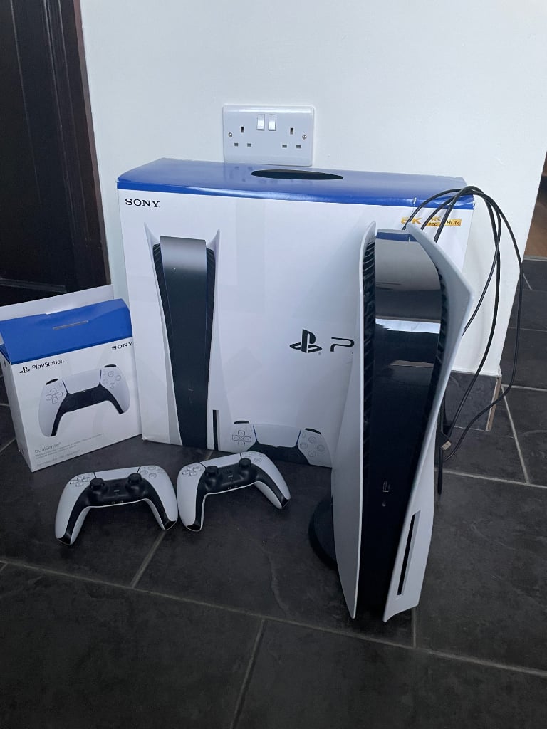 PlayStation 5 Disc Edition - 2 controllers