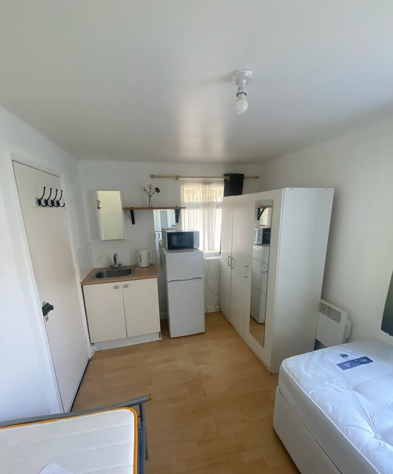 LU4 DOUBLE SPACIOUS ROOM BOOK A VIEWING