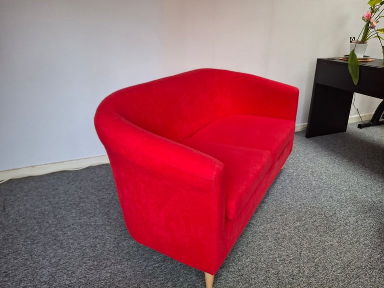Sofa : Small 2 Seater Tub (as new)