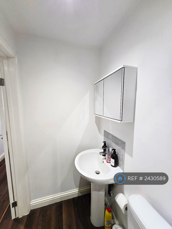 1 bedroom flat in Connaught Towers, Thornton Heath, CR7 (1 bed) (#2430589)