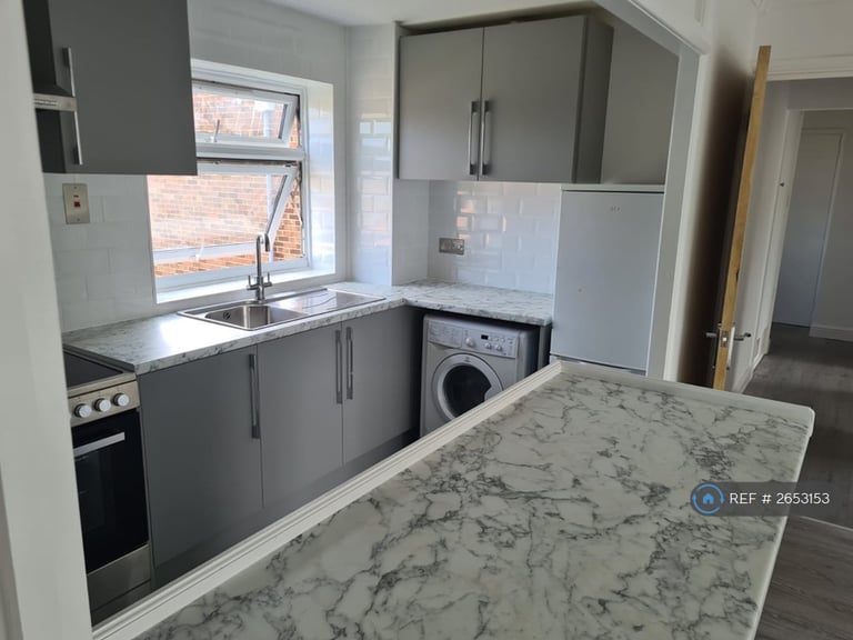 2 bedroom flat in Egmont Road, Walton-On-Thames, KT12 (2 bed) (#2653153)