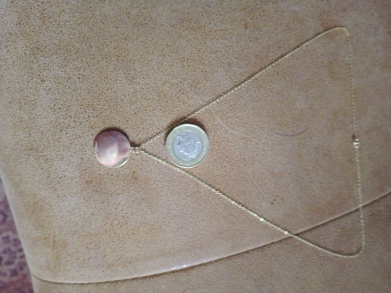 9 CT HALLMARKED GOLD ST CHRISTOPHER ON AN 18 INCH 9 CT CHAIN 