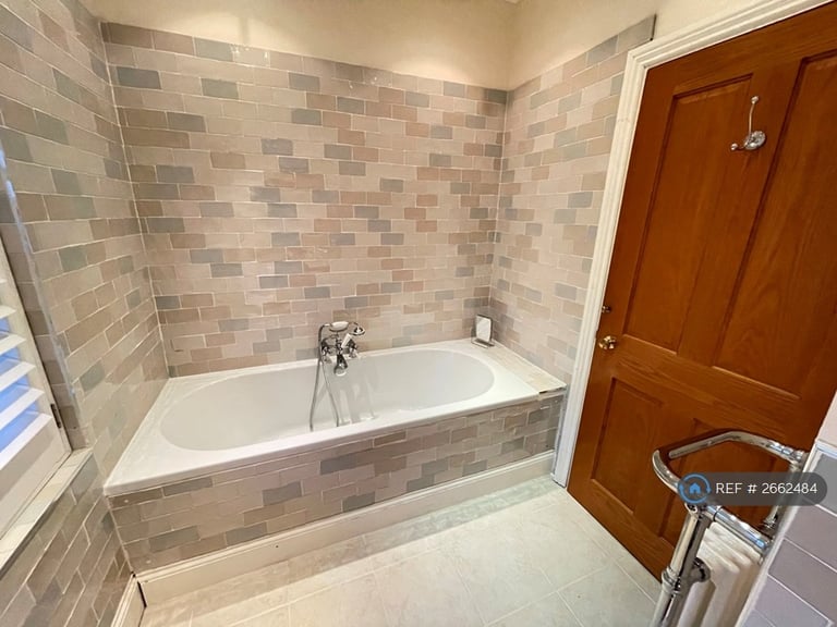 3 bedroom flat in Cheltenham Crescent, Harrogate, HG1 (3 bed) (#2662484)